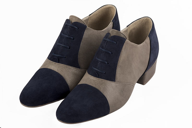 Navy blue and bronze beige women's essential lace-up shoes. Round toe. Low block heels. Front view - Florence KOOIJMAN